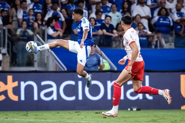 Cruzeiro vira sobre Bragantino e chega à vice-liderança do Brasileirão