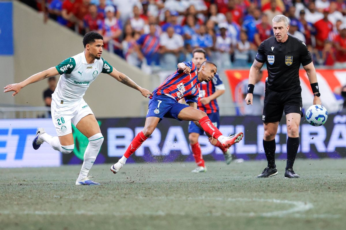 Arbitragem relata má qualidade do gramado da Arena Fonte Nova; veja