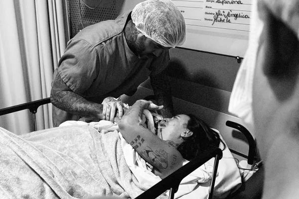 Clara Maia segura filho pela primeira vez 8 dias após parto: “Colinho”