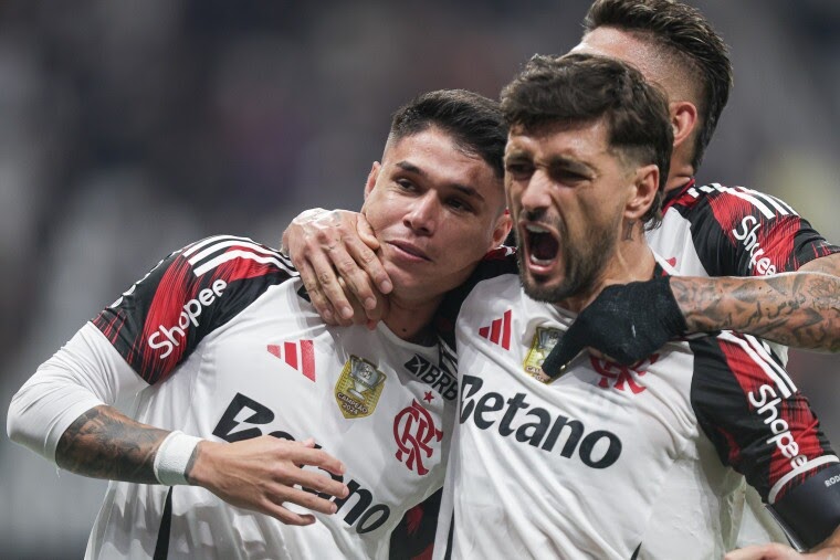 De virada, Flamengo vence o Corinthians e se isola ainda mais na liderança do Brasileirão
