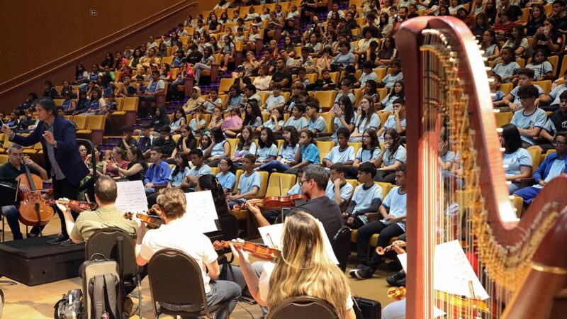 GDF leva 400 alunos de escolas públicas ao Teatro Nacional para assistir a concerto da Orquestra Sinfônica de Brasília