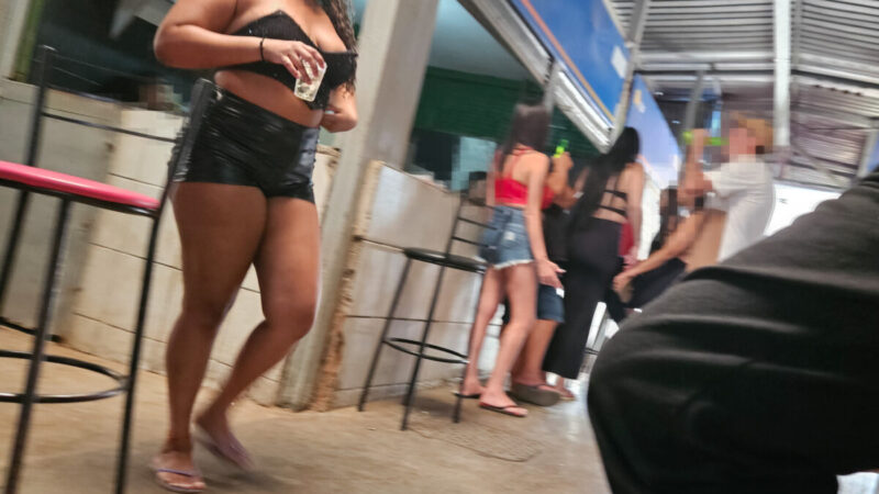 “Iscas” seduzem clientes para gastar na “banca do trepa-trepa” em feira do DF