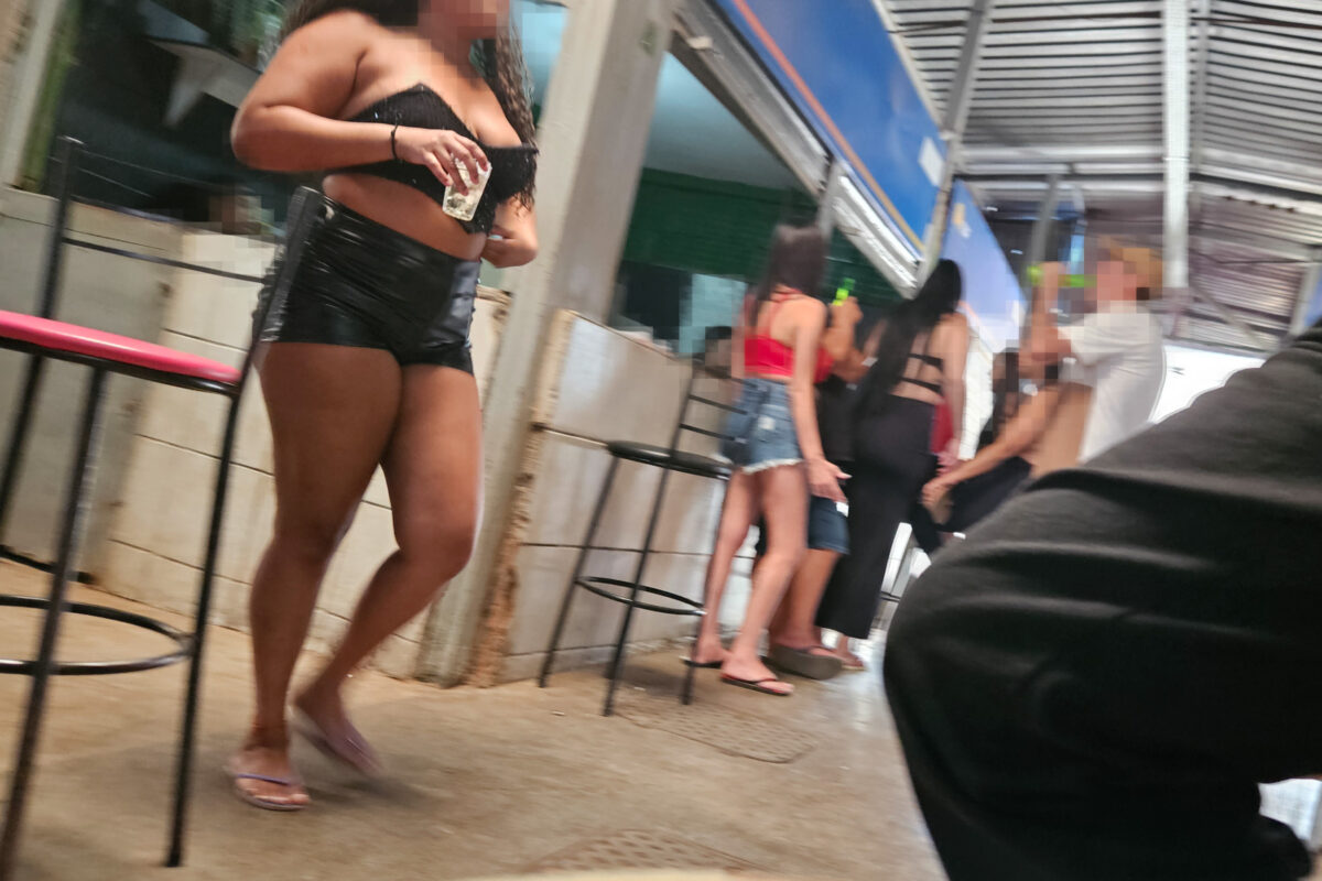 “Iscas” seduzem clientes para gastar na “banca do trepa-trepa” em feira do DF