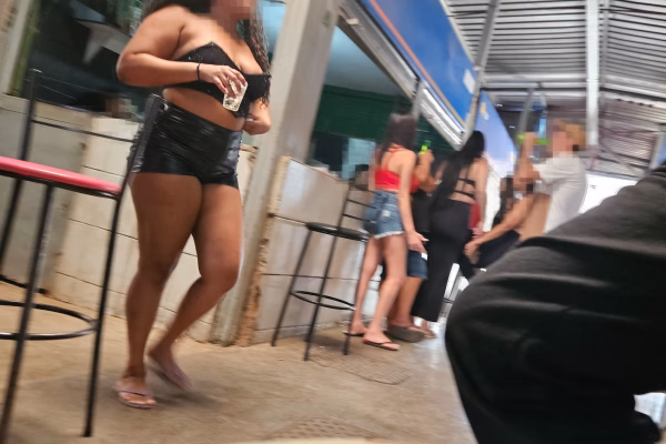 Cerveja, sedução e sacanagem movimentam banca do “trepa-trepa” em feira do DF
