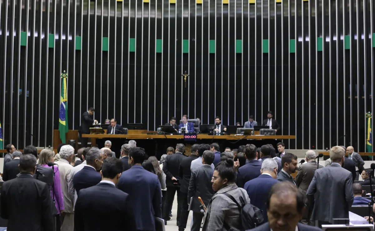Câmara aprova projeto que veda descontos associativos em aposentadorias