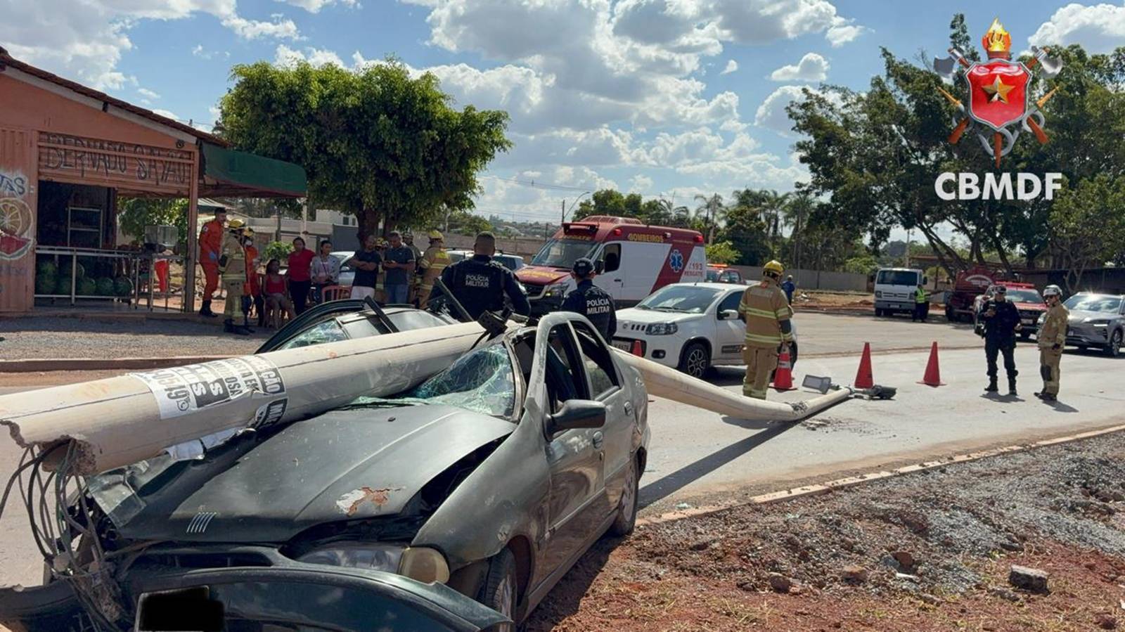 Poste cai em carro após ser atingido por veículo e deixa um ferido