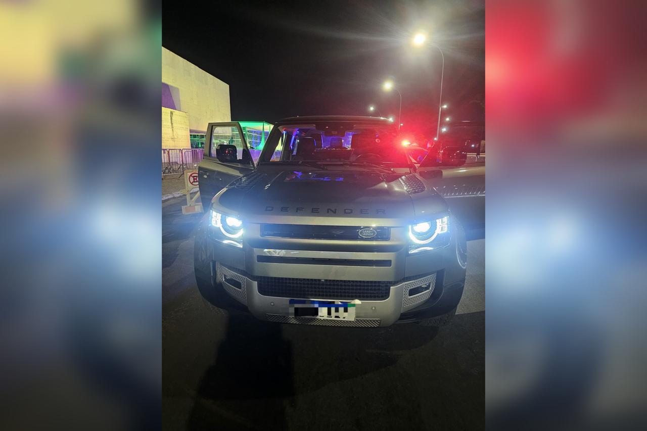 Mulher bêbada urina no meio da rua, xinga delegado e é presa no DF