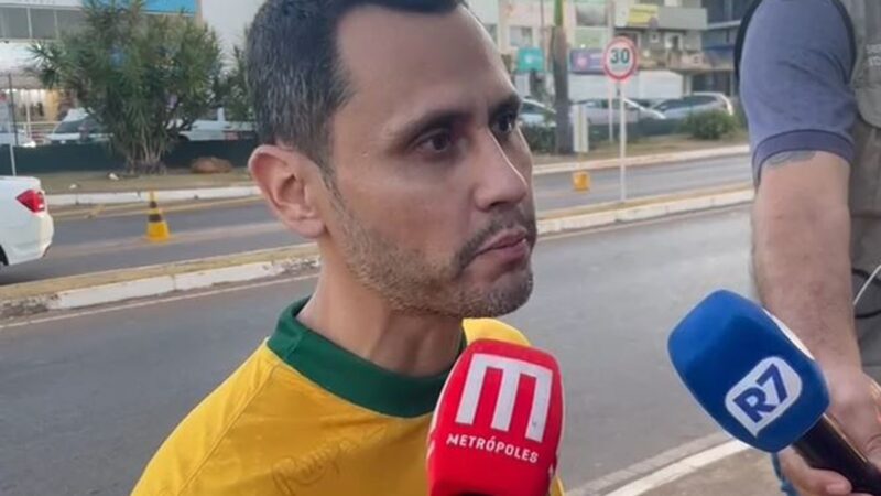 Cletinho visita Bolsonaro e critica presença da polícia no condomínio