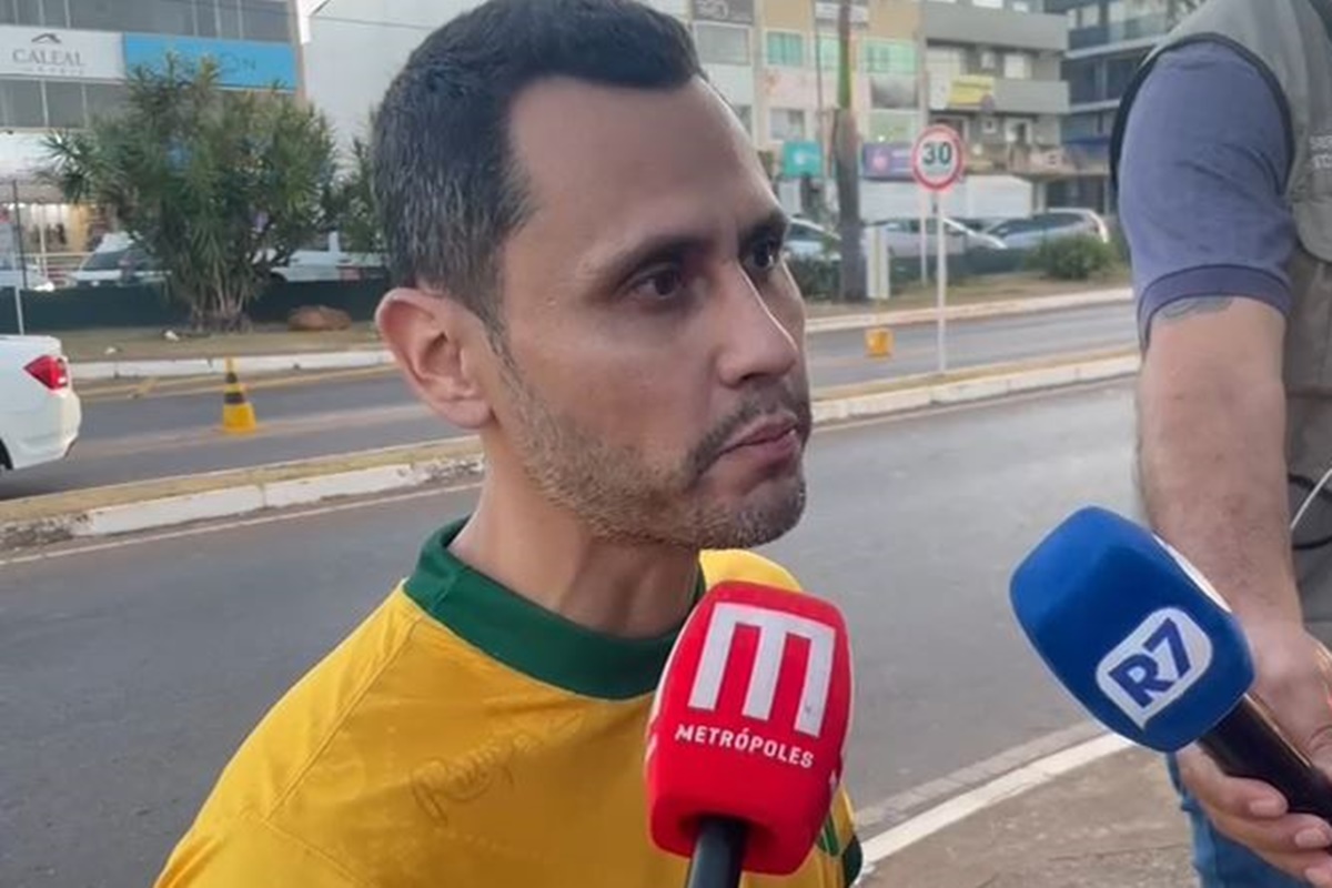 Cletinho visita Bolsonaro e critica presença da polícia no condomínio