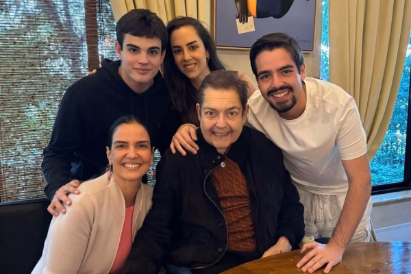 De cadeira de rodas, Faustão leva a filha ao altar. Veja momento