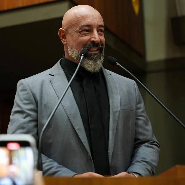 Humorista do SBT é condenado à prisão por estuprar filha de 7 anos