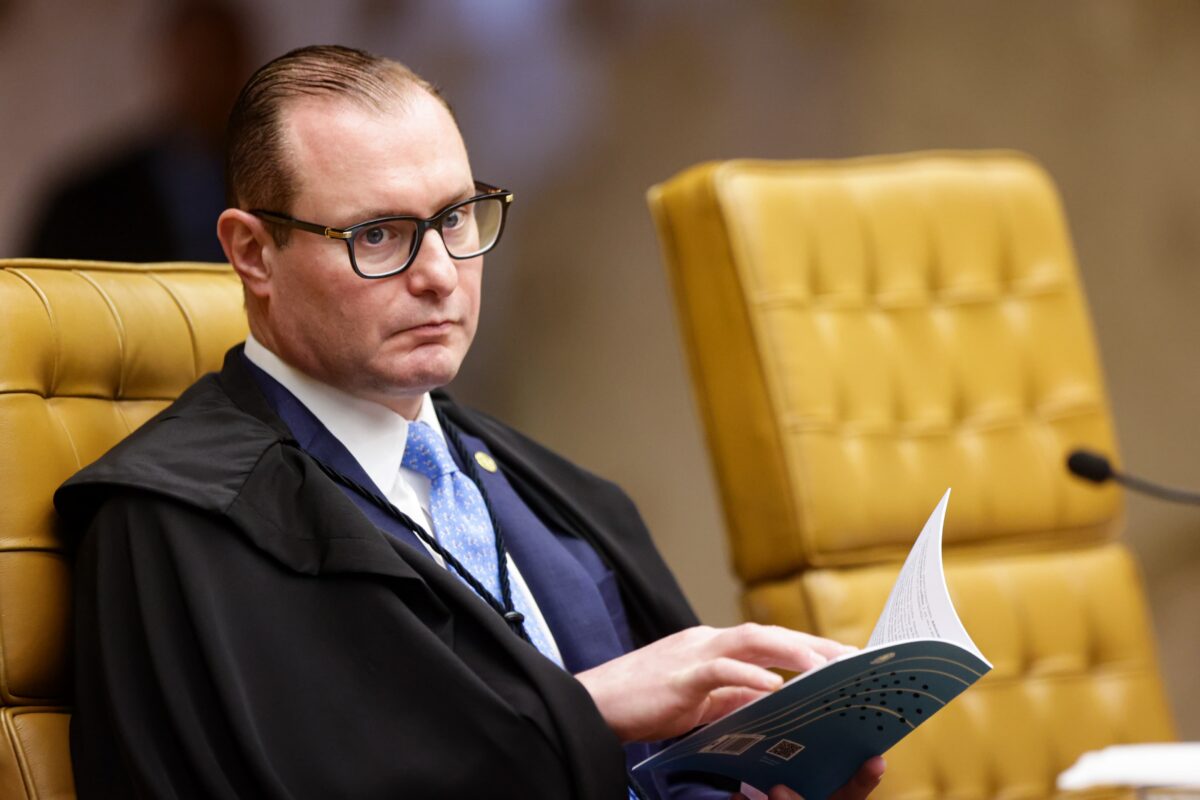 Zanin diz que alto escalão militar ajudou a manter acampamentos