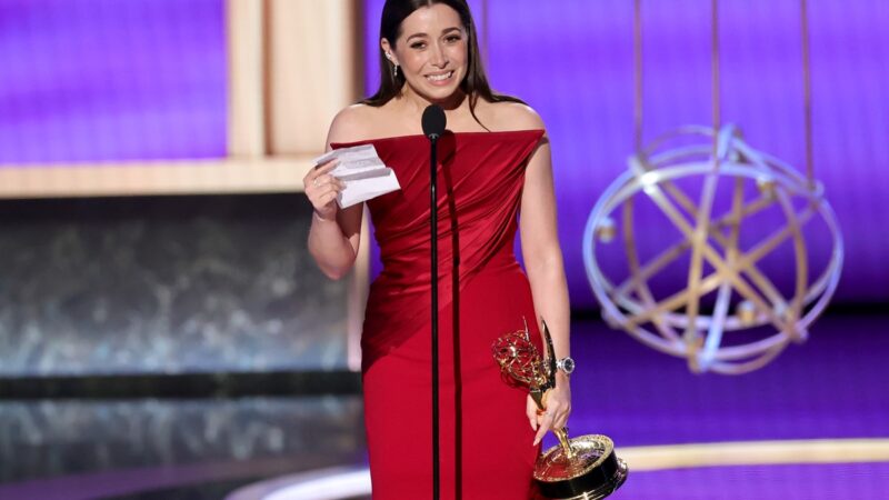 Vídeo: atriz vencedora do Emmy leva tombo e deixa troféu cair