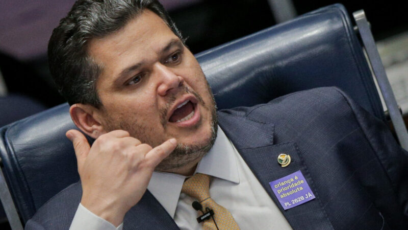 Centrão quer convencer Alcolumbre a votar anistia para derrotá-la