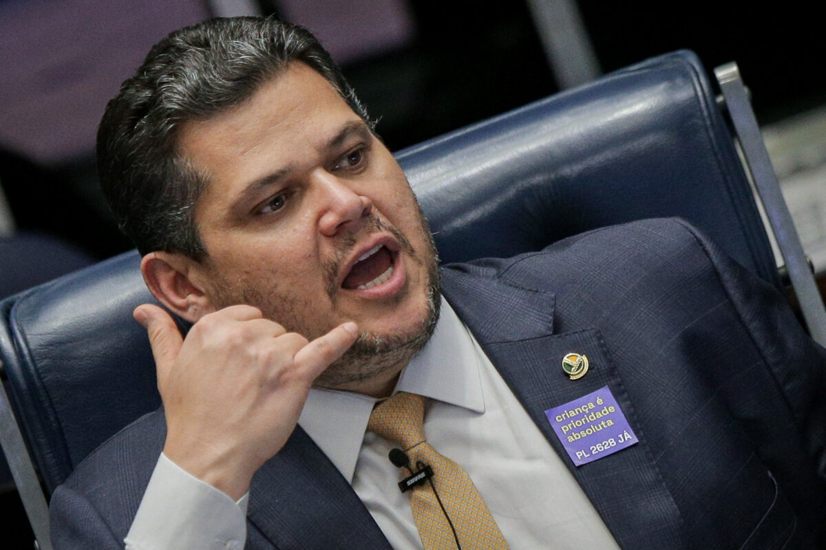 Centrão quer convencer Alcolumbre a votar anistia para derrotá-la