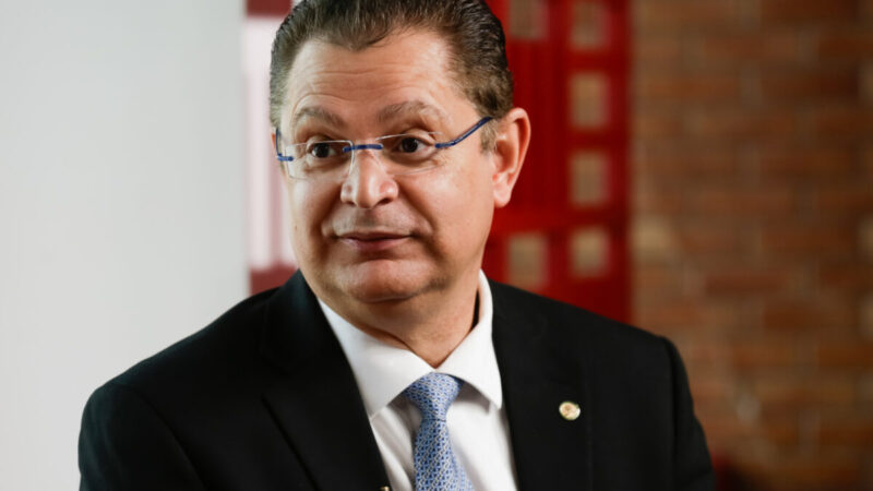 Sóstenes chama Moraes de “endemoniado” em vigília por Bolsonaro