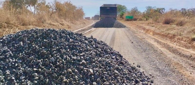 Departamento de Estradas de Rodagem de Minas utiliza agregado da produção de aço na manutenção de trecho não-pavimentado da MG-231
