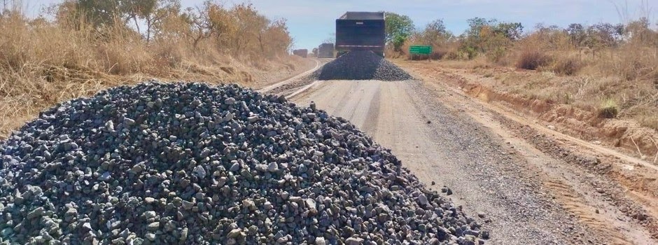 Departamento de Estradas de Rodagem de Minas utiliza agregado da produção de aço na manutenção de trecho não-pavimentado da MG-231