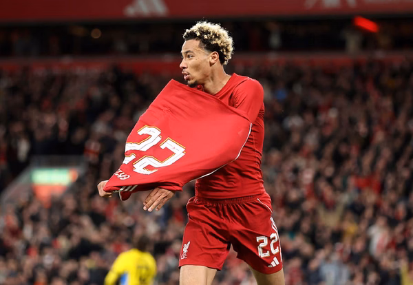 Arne Slot classifica expulsão de atacante do Liverpool como “estúpida”