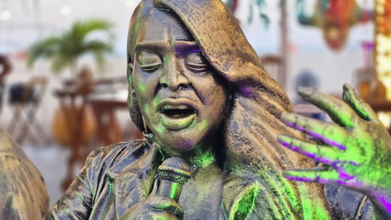 Preta Gil ganha escultura ao lado de Gilberto Gil no Rio; veja fotos