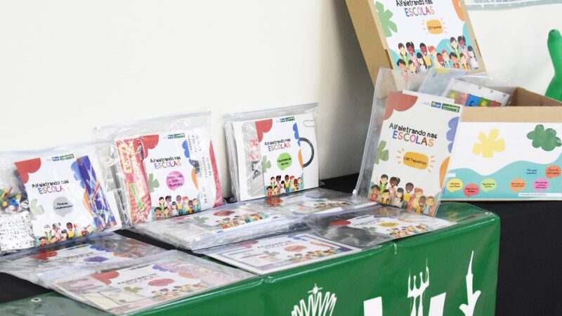Regional de Ensino de Taguatinga entrega kits lúdicos para fortalecer a alfabetização