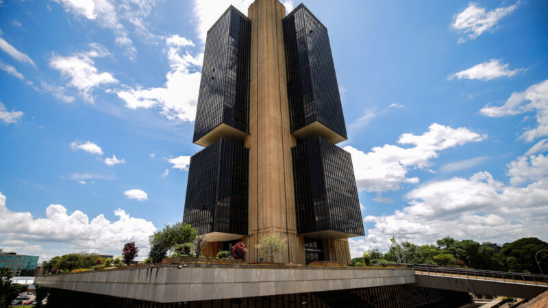 Banco Central anuncia que venderá até US$ 2 bilhões em leilões na 6ª