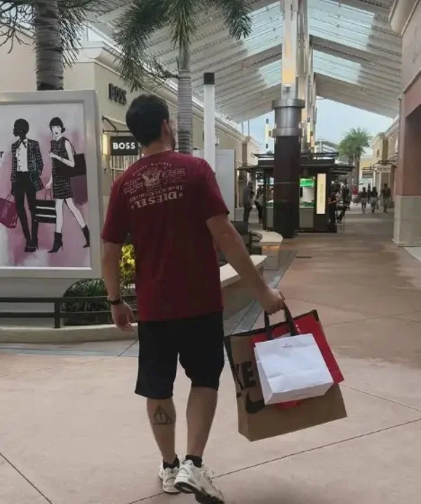 Felipe Neto se pronuncia após viagem aos Estados Unidos