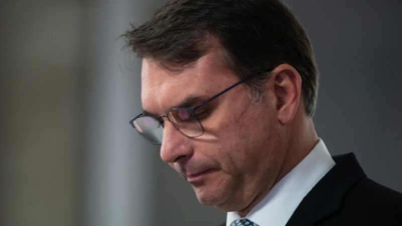 Flávio Bolsonaro pede orações após mal-estar do pai