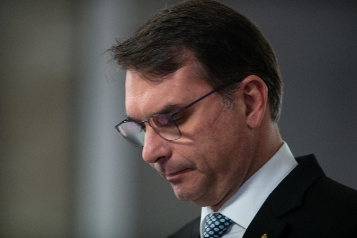 Flávio Bolsonaro pede orações após mal-estar do pai