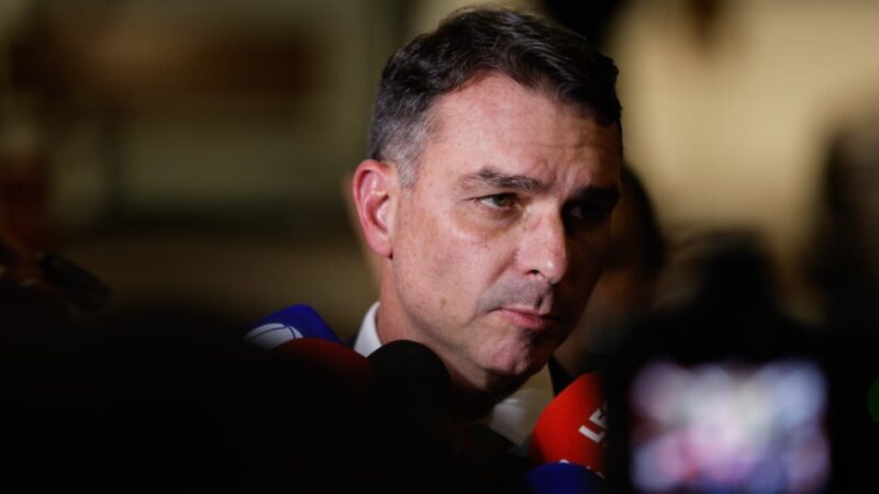 Flávio diz que Bolsonaro ficou sem respirar antes de internação. Vídeo