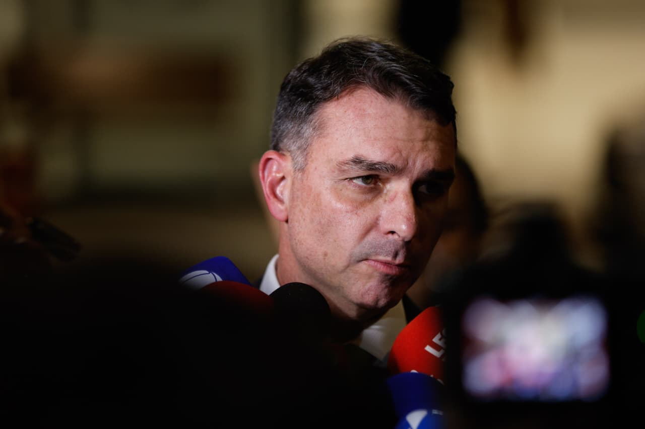 Flávio diz que Bolsonaro ficou sem respirar antes de internação. Vídeo