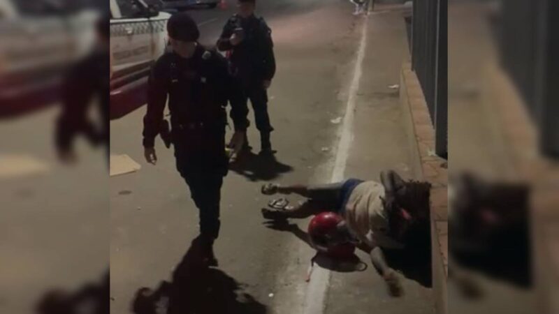 Vídeo: mulher cai e bate a cabeça durante abordagem da PM no DF