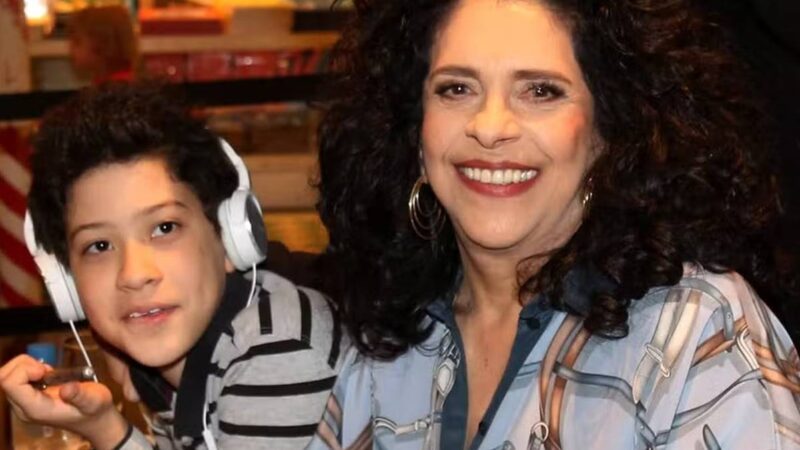Filho de Gal Costa faz homenagem no dia em que cantora faria 80 anos