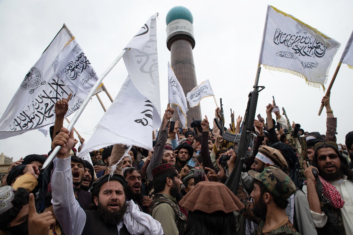 Trump deixa ameaças de lado e passa a negociar com o Talibã