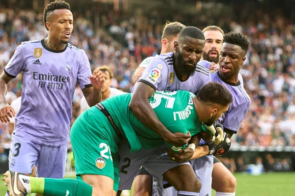 Valencia alega dano a sua imagem e processa Netflix por “Baila, Vini”