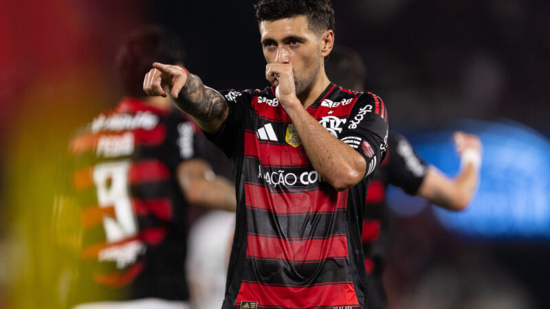 Arrascaeta, meia do Flamengo, anuncia que será pai de menino; veja