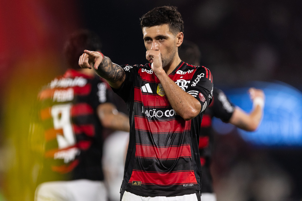 Arrascaeta, meia do Flamengo, anuncia que será pai de menino; veja