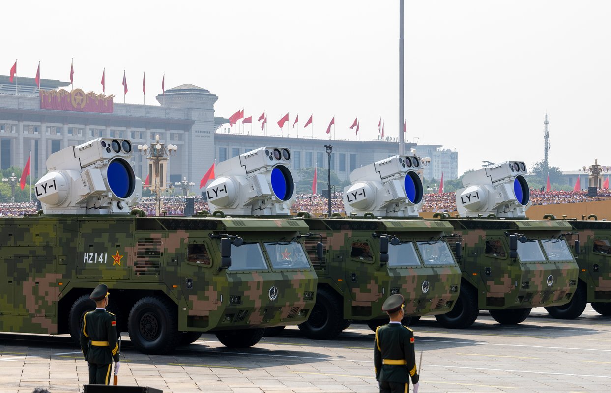 Xi Jinping revela nova arma a laser da China. Vídeo