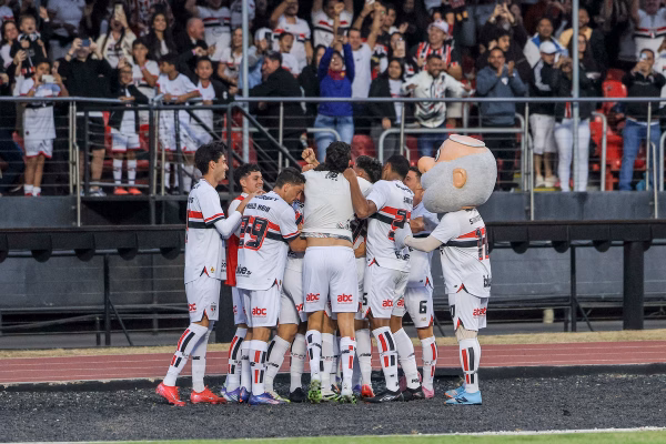 Crespo enaltece jogadores do São Paulo após vitória: “Uma família”