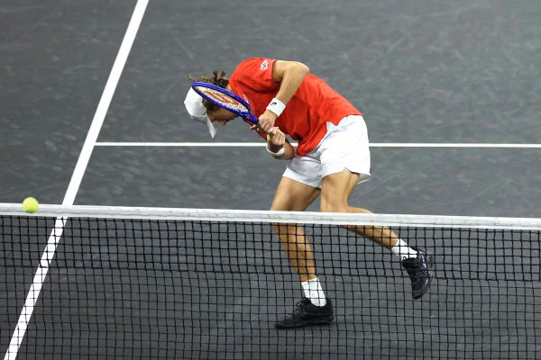 Vídeo: tenista escapa de bolada, marca ponto, mas machuca a orelha
