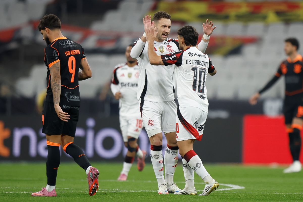 Flamengo despacha o Corinthians e segue na liderança do Brasileirão