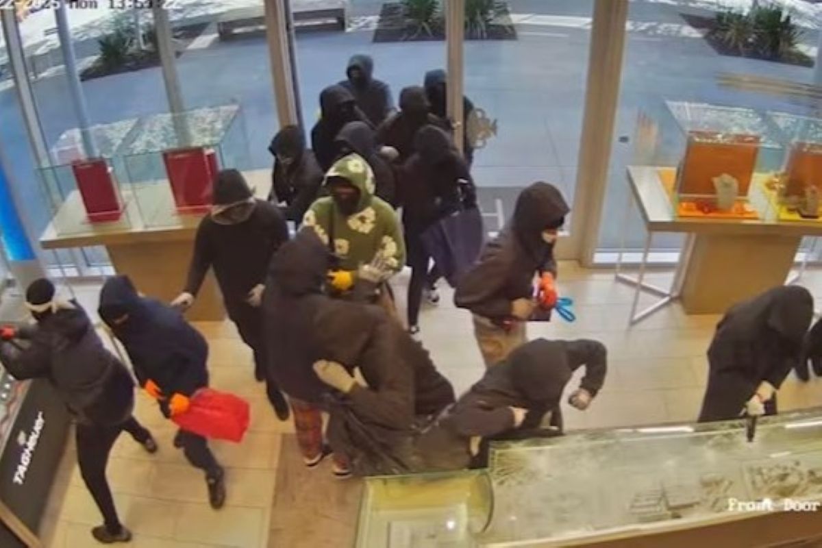 Grupo rouba US$ 1 milhão em joias em shopping na Califórnia. Vídeo