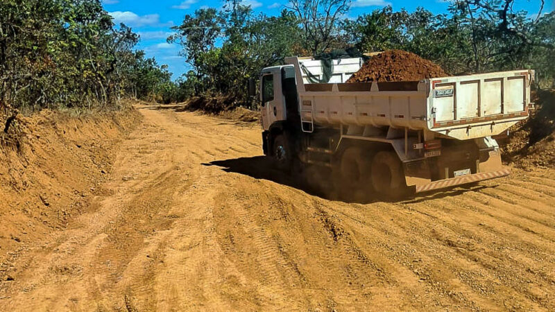 GDF substitui restos de construção por cascalho em manutenção de vias não pavimentadas em São Sebastião e Brazlândia