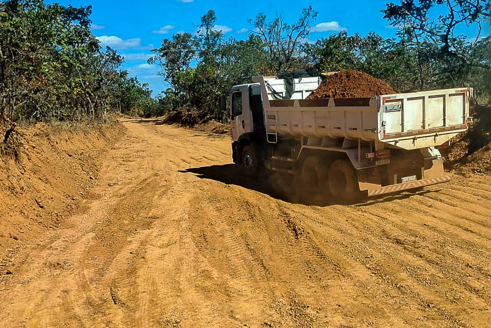 GDF substitui restos de construção por cascalho em manutenção de vias não pavimentadas em São Sebastião e Brazlândia
