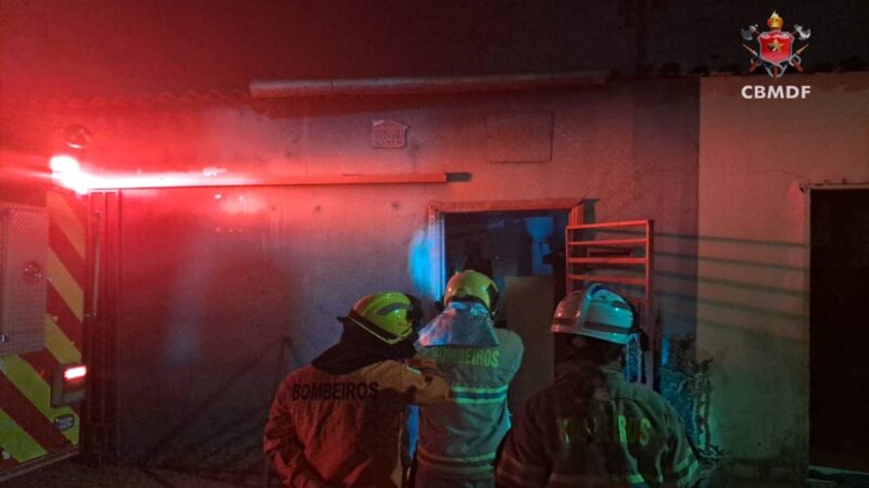Vídeo: incêndio em imóvel assusta moradores durante a madrugada no DF