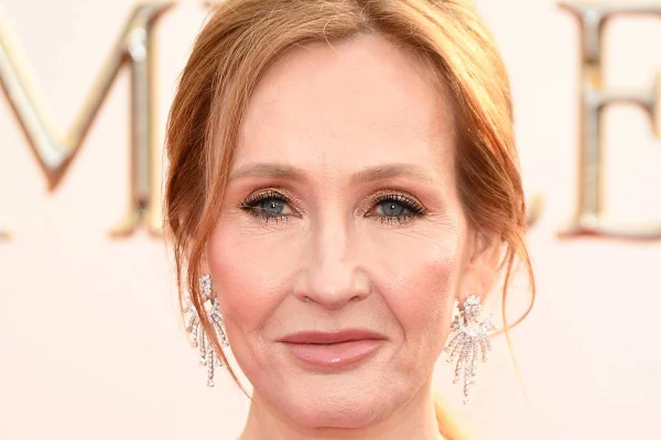 J.K. Rowling detona Emma Watson e escancara privilégios da atriz