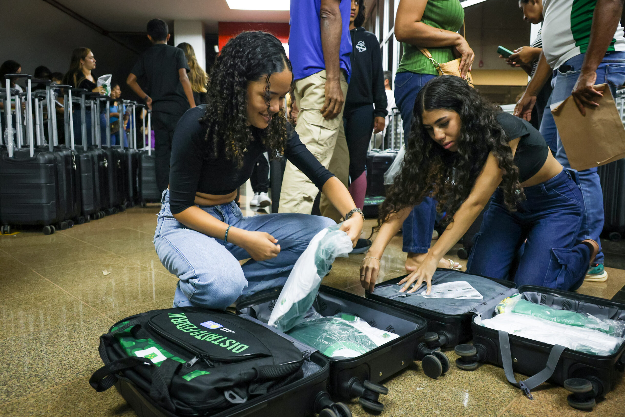 Alunos do DF convocados para os JEBs 2025 recebem kits oficiais de uniforme