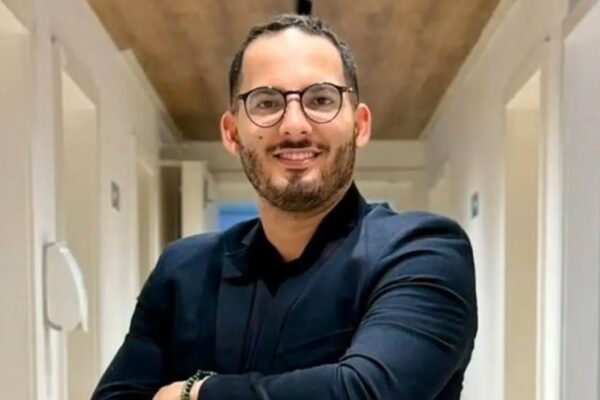 Jornalista indiciado por golpe do Pix fura sinal, tenta dar “carteirada” e é preso