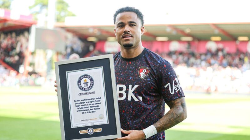 Atacante da Premier League recebe certificado da Guinness por recorde