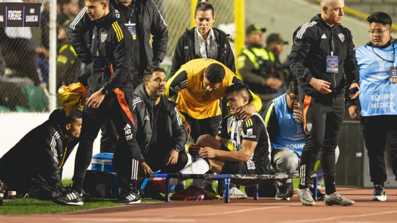 Atlético-MG informa situação de Cuello após forte torção. Confira